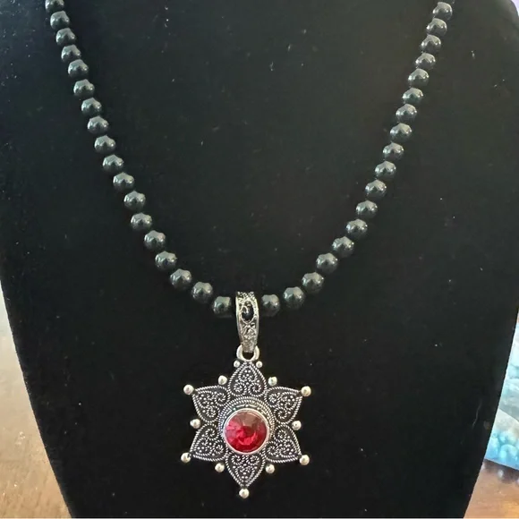 Red Hot Six-pointed Star Red Faux Gemstone Pendant, Faux Black Pearl Necklace - Picture 4 of 9